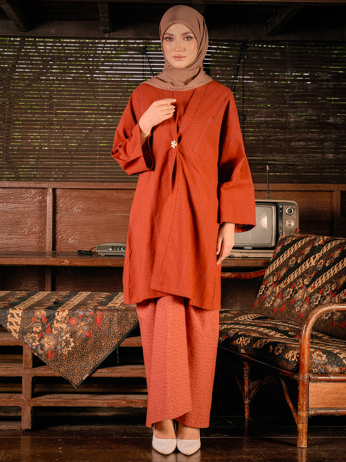 Kebarung Widuri in Brick Red